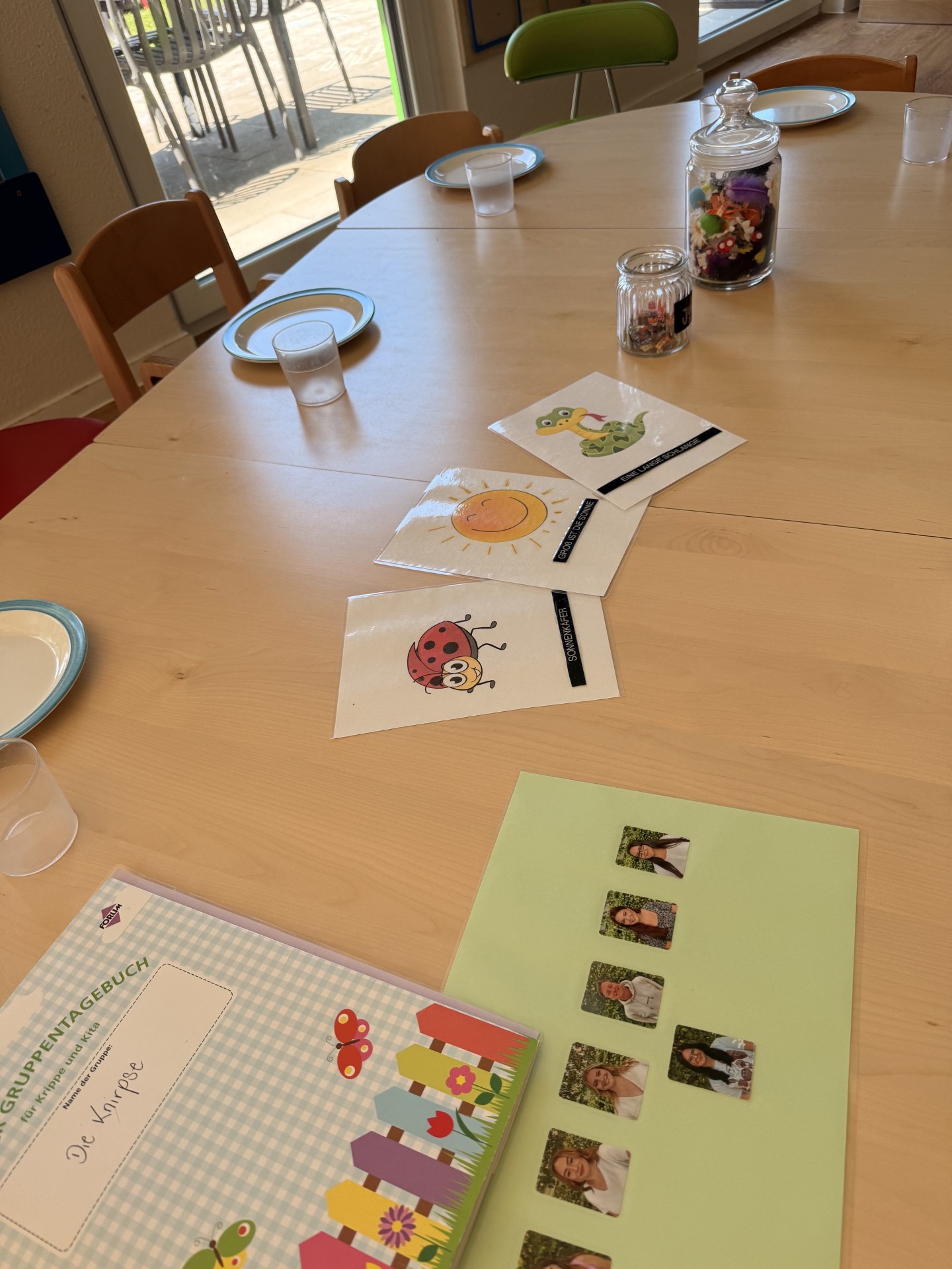 Vorbereiteter Tisch mit Bildkarten für den Morgenkreis